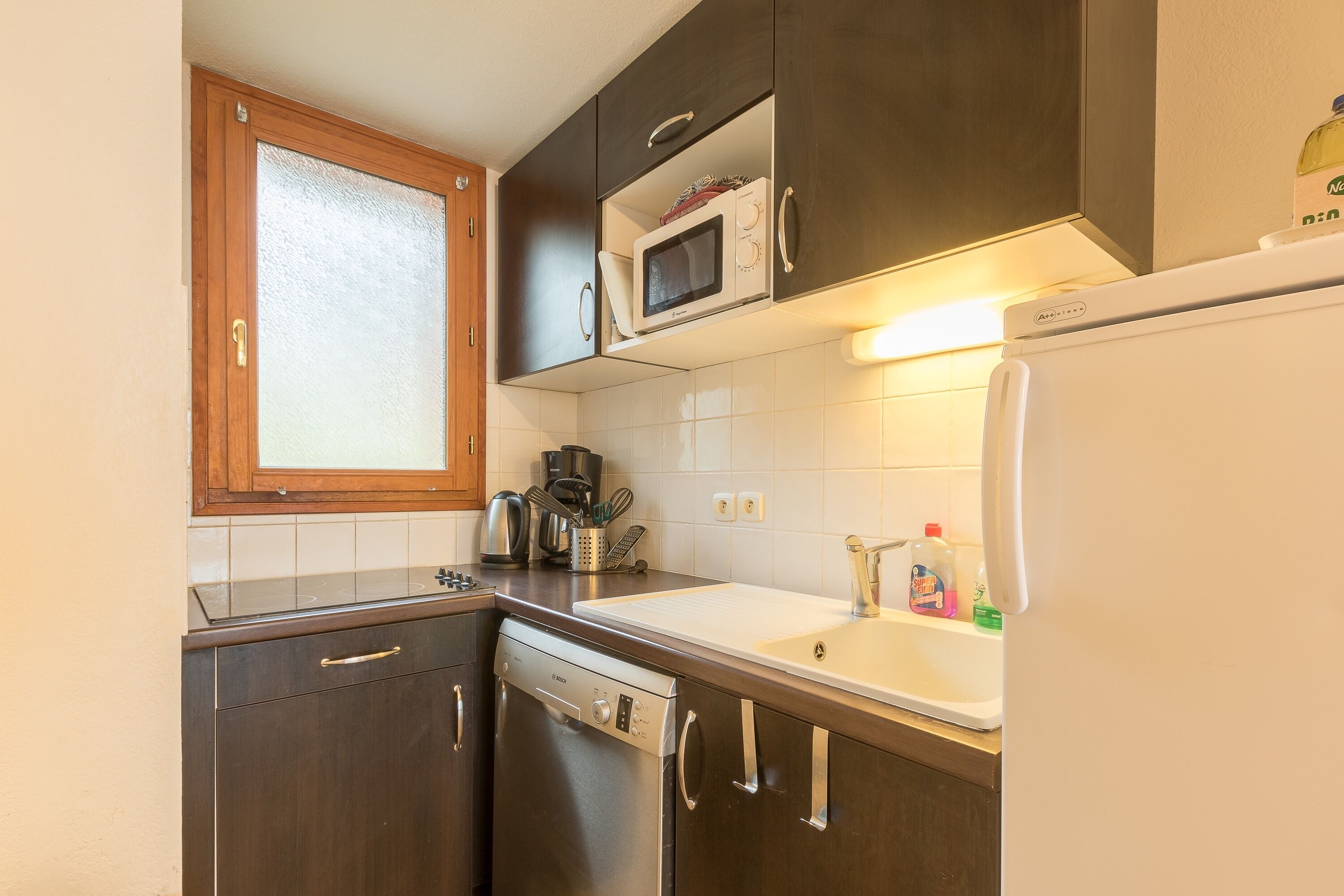 Een koelkast, een magnetron, een vaatwasser