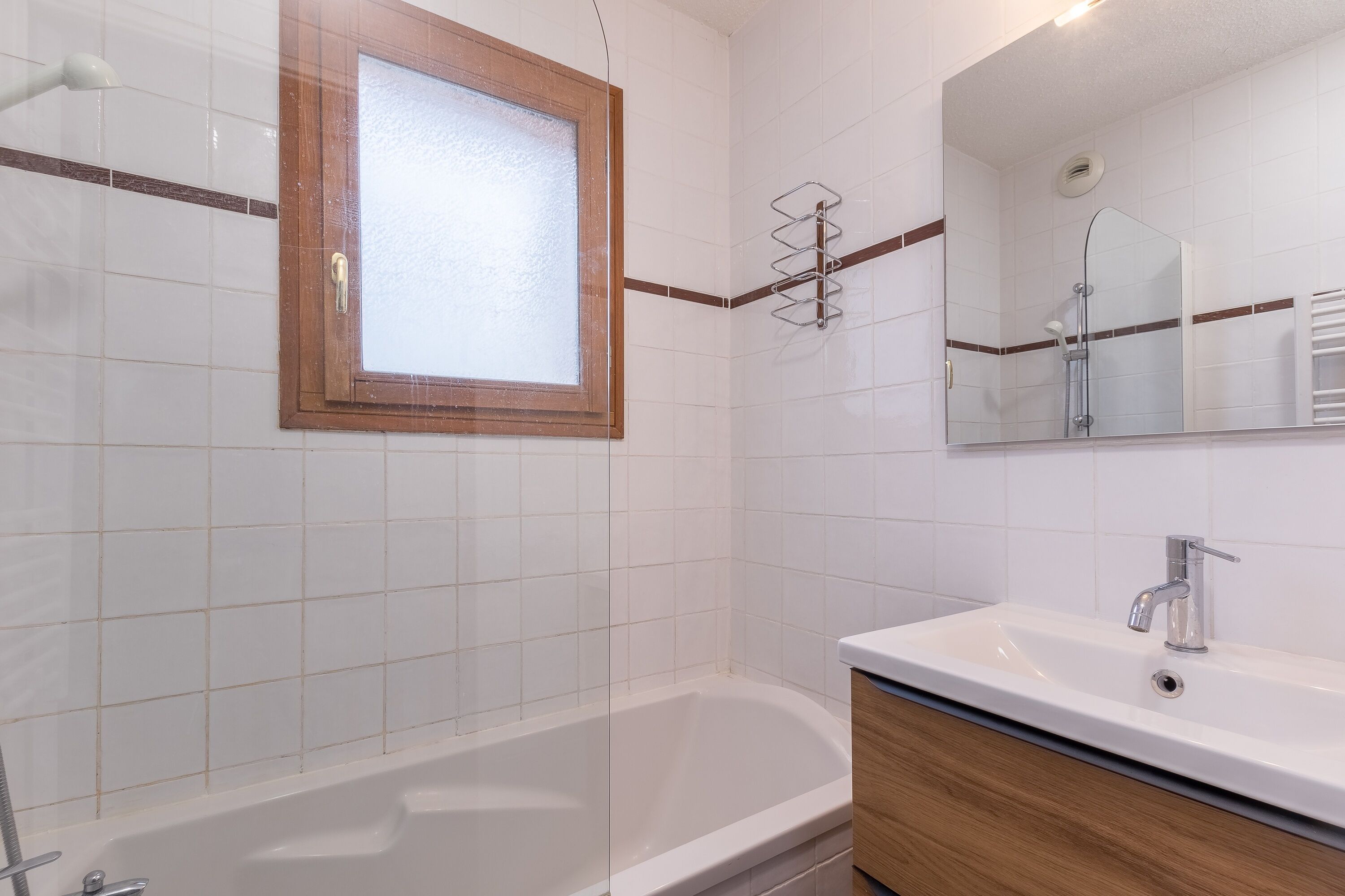 Une salle de bain moderne avec une baignoire, un lavabo et un miroir.