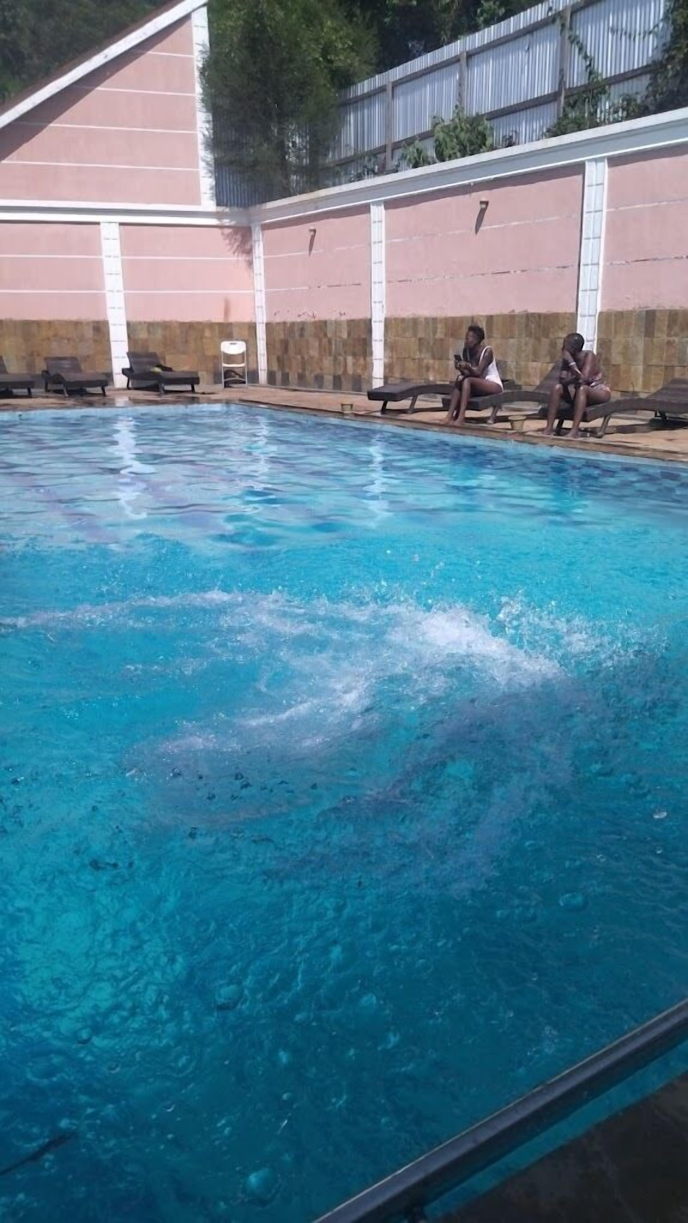 Hồ bơi ngoài trời 