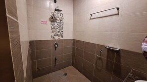 Douche, chaussons, serviettes fournies, savon