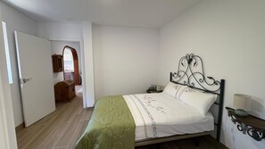 1 chambre, fer et planche à repasser, Wi-Fi, literie fournie