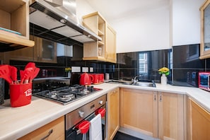 Een koelkast, een microgolfoven, een oven, een kookplaat