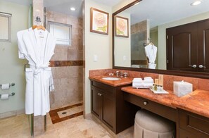 Shower, jetted tub, hair dryer, towels - Oceanfront 2-bedroom Villa Resort Flamingos Riviera Nayarit with AC and WiFi (Bucerías)