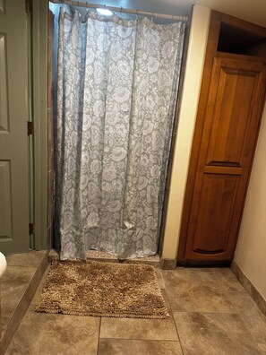 Shower, hair dryer, towels, soap - Casita Magnolia – Private Desert Studio w/ Kitchenette & Parking (Tucson)