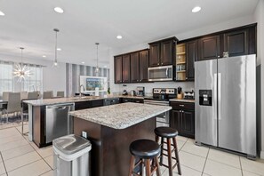 冷蔵庫、ダイニングテーブル