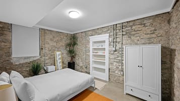 1 slaapkamer, een strijkplank/strijkijzer, wifi, beddengoed