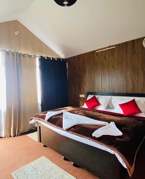 Deluxe Double Room, Mountain View | Desk, laptop workspace, free WiFi