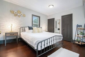 Desk, iron/ironing board, WiFi, bed sheets