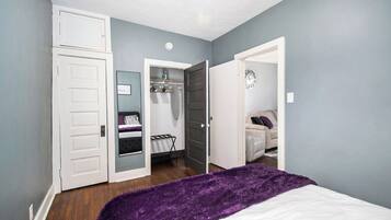 Työpöytä, silitysrauta/-lauta, Wi-Fi, vuodevaatteet