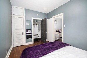 Desk, iron/ironing board, WiFi, bed sheets