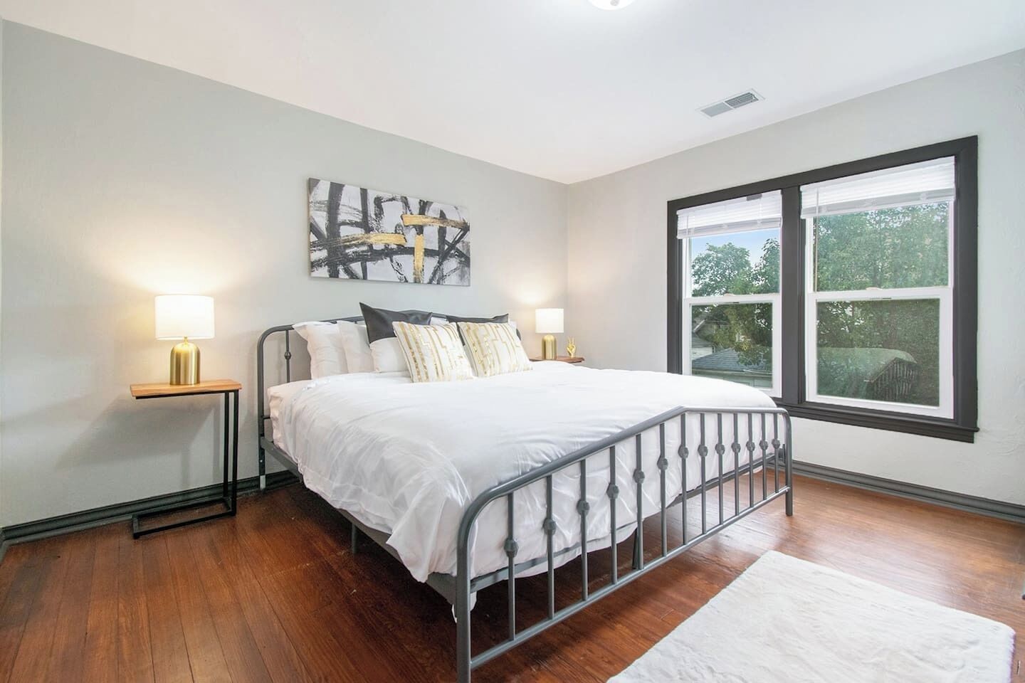 Desk, iron/ironing board, WiFi, bed sheets