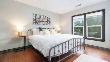 Desk, iron/ironing board, WiFi, bed sheets