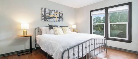 Escritorio, tabla de planchar con plancha, wifi y ropa de cama