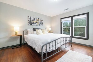 Desk, iron/ironing board, WiFi, bed sheets