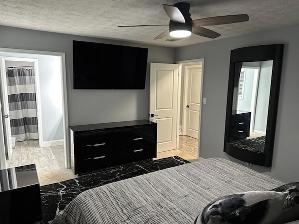 4 bedrooms, iron/ironing board, Internet, bed sheets