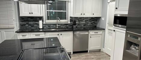 Micro-ondes, four, plaque de cuisson, lave-vaisselle