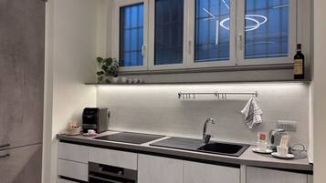 Frigorifero, microonde, forno, piano cottura