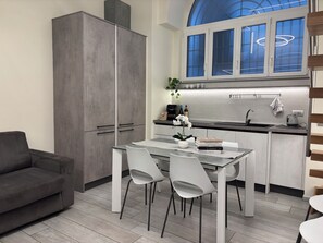 Fridge, microwave, oven, stovetop - Modern loft for 4 people, 5 minutes from downtown Milan, wi-fi and A/C (Milano)