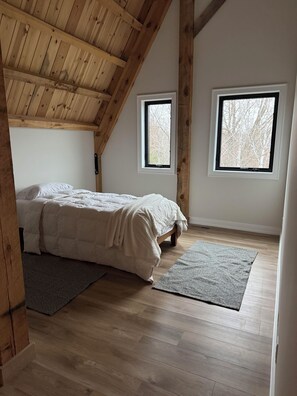 5 bedrooms, iron/ironing board, Internet, bed sheets