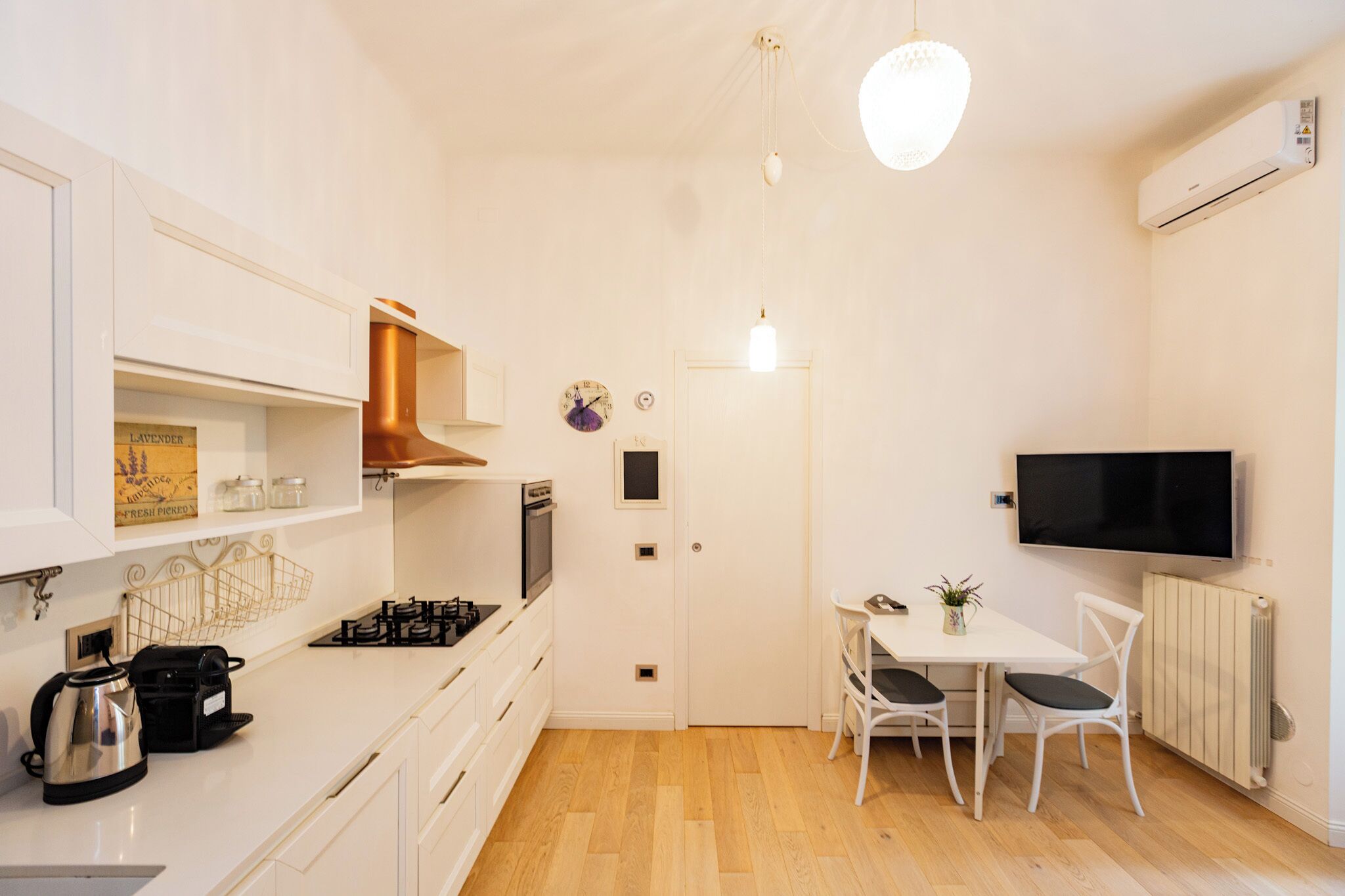 Frigorifero, forno, piano cottura, lavastoviglie