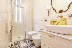 淋浴设施、吹风机、坐浴桶、毛巾