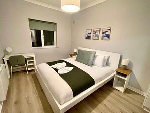 2 bedrooms, iron/ironing board, travel cot, free WiFi - Stylish City Retreat - sleeps 6 (Galway)