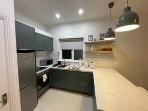 Een koelkast, een microgolfoven, een oven, een kookplaat