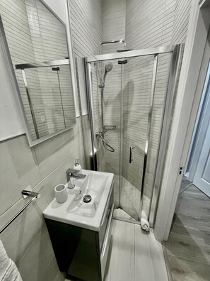 Dusche, Haartrockner, Handtücher, Seife