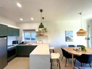 Fridge, microwave, oven, stovetop - Stylish City Retreat - sleeps 6 (Galway)