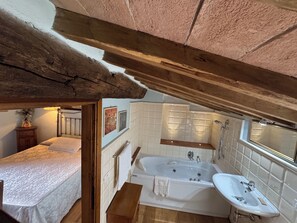 Individually decorated, individually furnished, desk, free WiFi - Historic Farmhouse Casa del Chiodo  (Roccastrada)