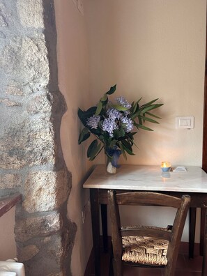 Classic Double Room, Private Bathroom | Individually decorated, individually furnished, desk, cribs/infant beds