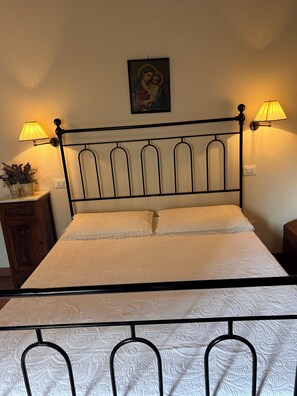 Classic Double Room, Private Bathroom | Individually decorated, individually furnished, desk, cribs/infant beds