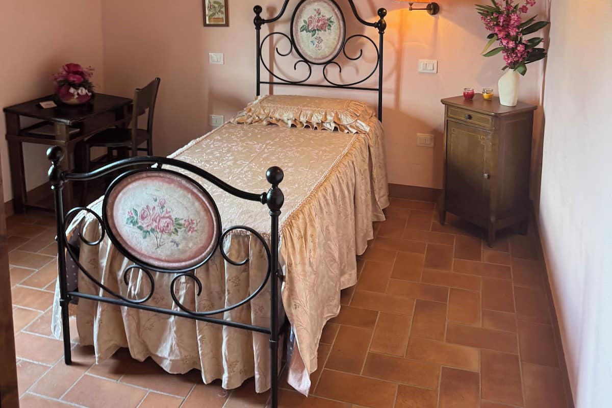 Romantiskt enkelrum - privat badrum - utsikt mot dalen | Unika möbler, skrivbord, gratis wi-fi och sängkläder