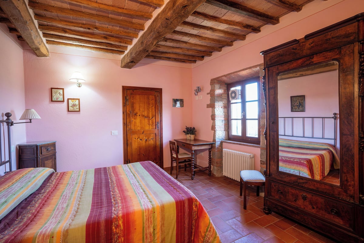 Comfort-Doppelzimmer, eigenes Bad, Hügelblick