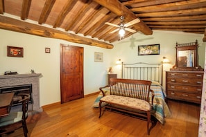 Individually furnished, desk, free WiFi, bed sheets