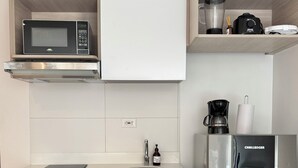 Kaffetrakter/tekoker, mikrobølgeovn og kjøkkenutstyr