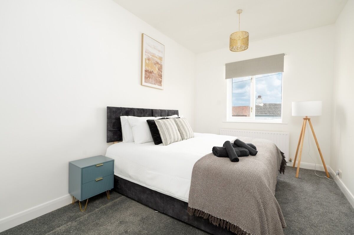 2 bedrooms, iron/ironing board, internet, bed sheets