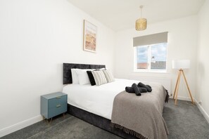 2 bedrooms, iron/ironing board, internet, bed sheets