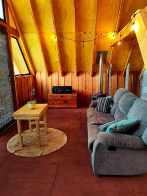 Bungalow panorámico, vista a la montaña | Área de sala de estar