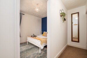 4 bedrooms, iron/ironing board, Internet, bed sheets