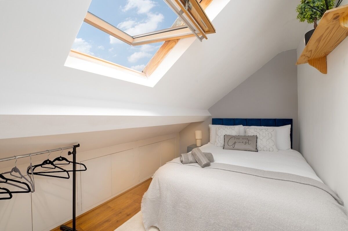 4 bedrooms, iron/ironing board, Internet, bed sheets