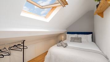 4 bedrooms, iron/ironing board, Internet, bed sheets