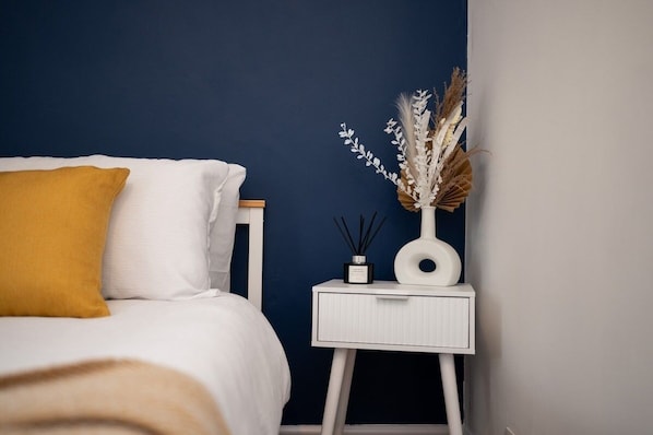 4 bedrooms, iron/ironing board, internet, bed sheets