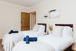 2 bedrooms, iron/ironing board, Internet, bed sheets