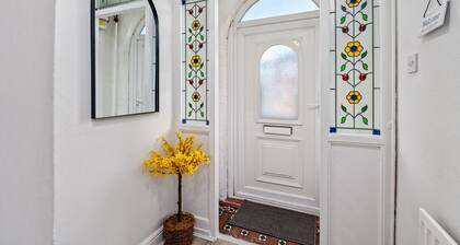 Stunning Modern Home 4 mins from Racecourse