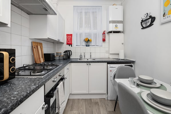 Refrigerador, microondas, horno, placa de cocina
