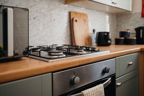 Fridge, microwave, oven, stovetop - Modern Apartment by the Sea (North East Lincolnshire)