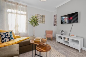 TV - Modern Apartment by the Sea (North East Lincolnshire)