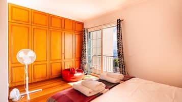 2 bedrooms, iron/ironing board, internet, bed sheets