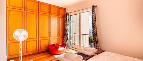 2 bedrooms, iron/ironing board, internet, bed sheets